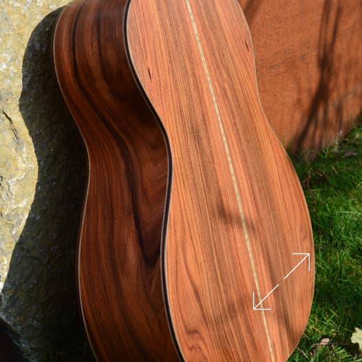 Boden des OM-Model V.S. aus Pao Ferro in der Schrägansicht