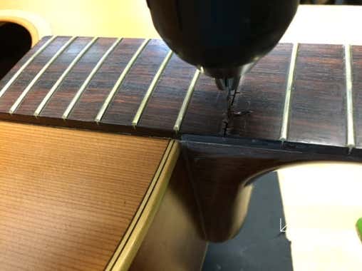 Um das Griffbrett später wieder an die gleiche Stelle zu bekommen werden Indexlöcher gebohrt.