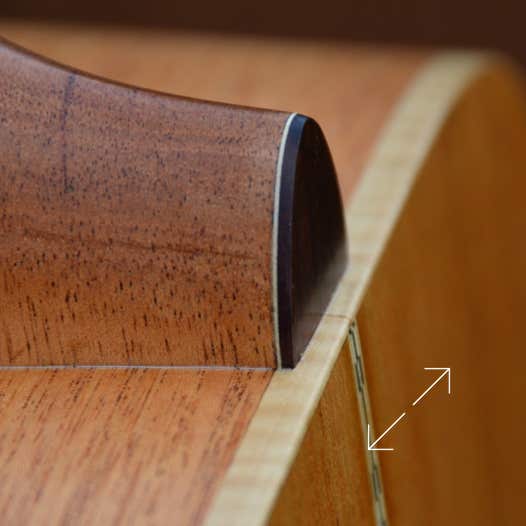 Halsansatz mit Trennfurnier und Kappe und Riegelahorn Randeinlagen