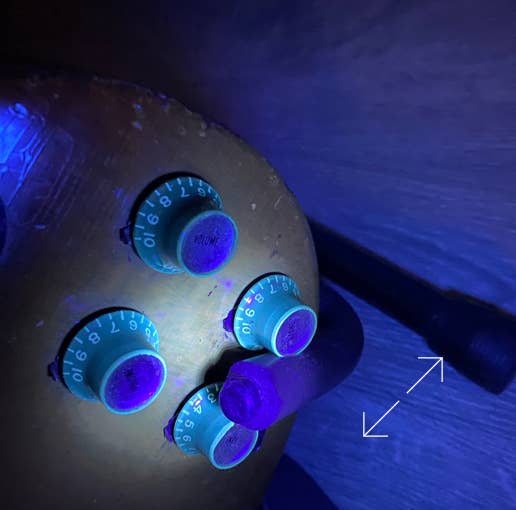 Blacklight Reflektionen alter Poti-Knopfes von 1965