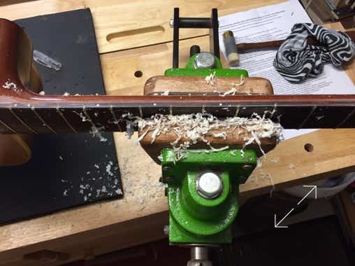 Vor dem Ablösen des Griffbretts wird der Lack am Rand des Halses entfernt