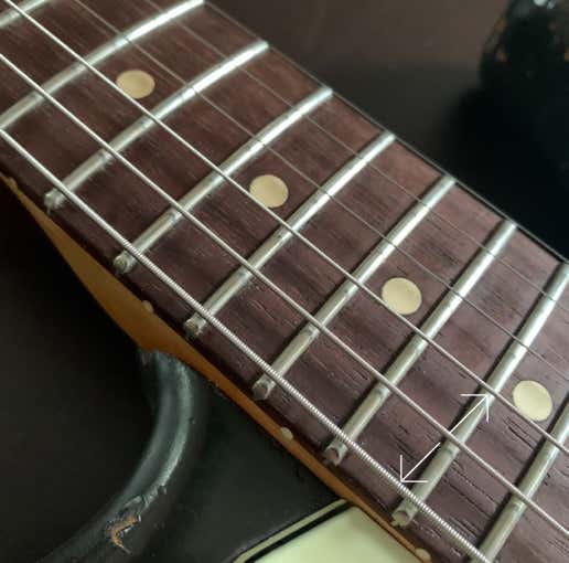 So sehen die Bünde nach dem Verrunden und Polieren aus