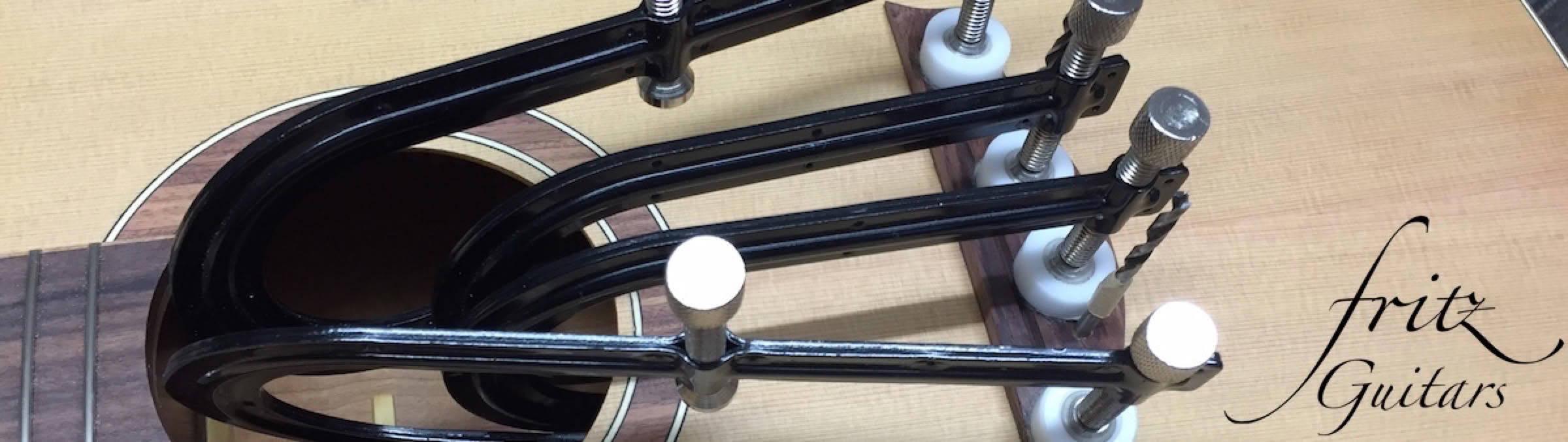 Aufleimen der Brücke mit 4 speziellen Zwingen